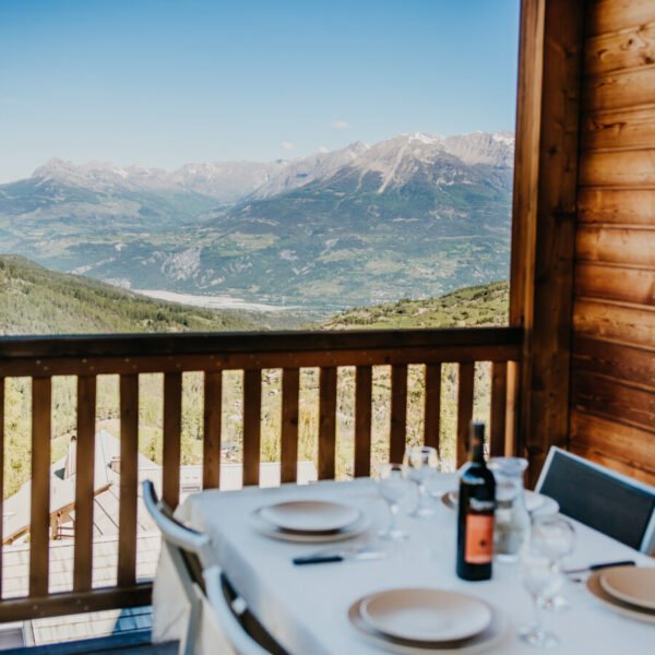 Table sur la terrasse d'un hébergement dont la vue donne sur la montagne de la résidence familiale Sunelia les Logis d'Orres dans les Hautes-Alpes en Provence-Alpes-Côte d'Azur à Les Orres