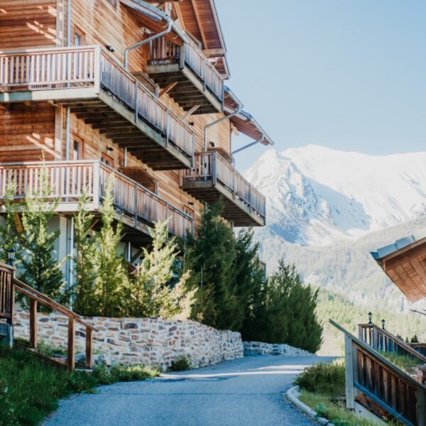 Appartements en bois d'un hébergement de la résidence familiale Sunelia les Logis d'Orres dans les Hautes-Alpes en Provence-Alpes-Côte d'Azur à Les Orres