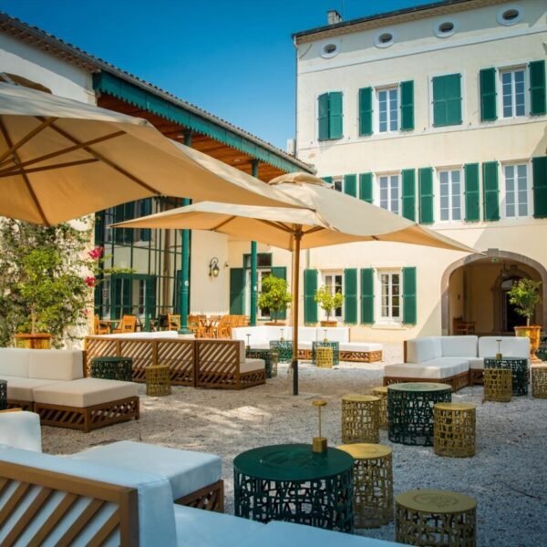 Terrasse sous les parasols à La Maison Noilly Prat dans l'Hérault en Occitanie à Marseillan