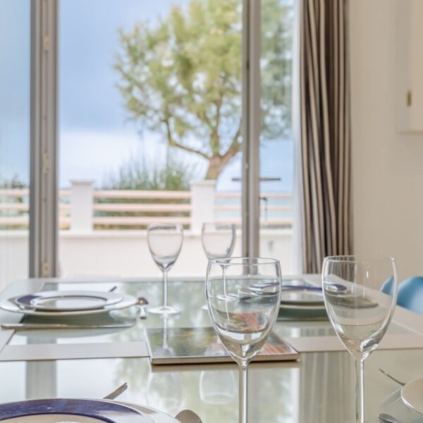 Salle à manger vue sur l'extérieur de la Villas Les Bains de Mer en Vendée au Pays de La Loire à La Barre-de-Monts