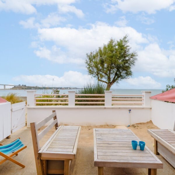 Salon de jardin avec vue sur la mer de la Villas Les Bains de Mer en Vendée au Pays de La Loire à La Barre-de-Monts