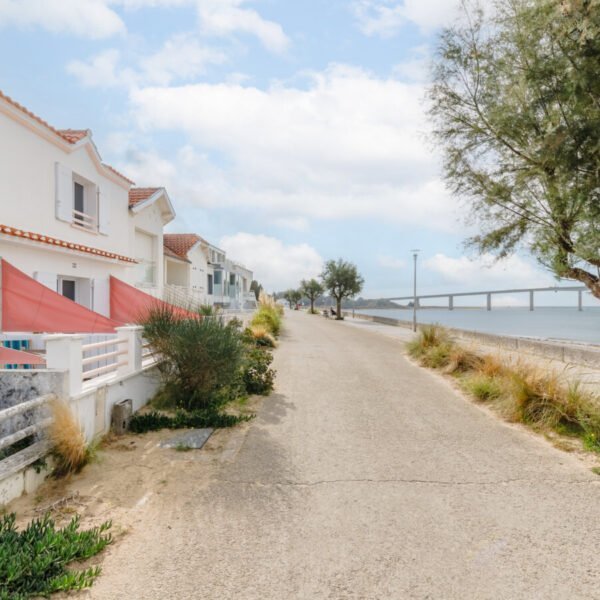 Chemin près de la mer à côté de la Villas Les Bains de Mer en Vendée au Pays de La Loire à La Barre-de-Monts