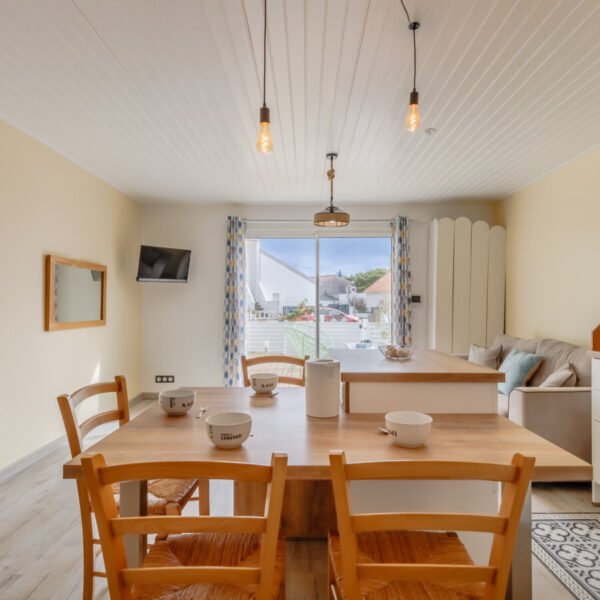 Salle à manger et séjour de la Villas Les Bains de Mer en Vendée au Pays de La Loire à La Barre-de-Monts