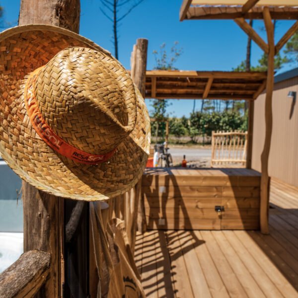 Chapeau de plage sur une terrasse d'un mobil home du camping Le Vieux Port dans les Landes en Nouvelle-Aquitaine à Messanges