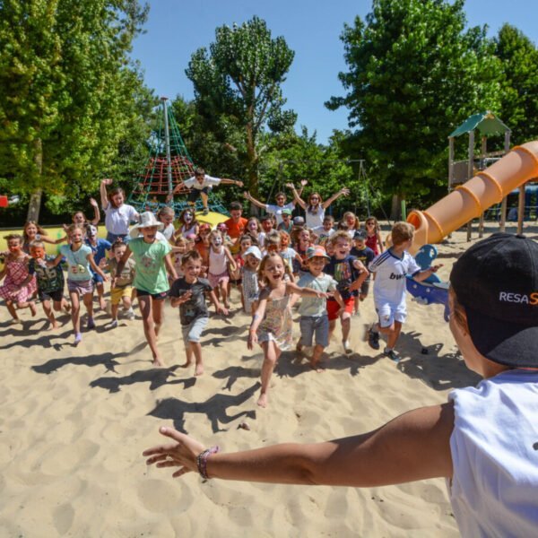 Le club enfants avec l'équipe d'animation du camping Le Vieux Port dans les Landes en Nouvelle-Aquitaine à Messanges