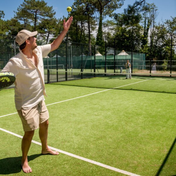 Terrain de tennis du camping Le Vieux Port dans les Landes en Nouvelle-Aquitaine à Messanges