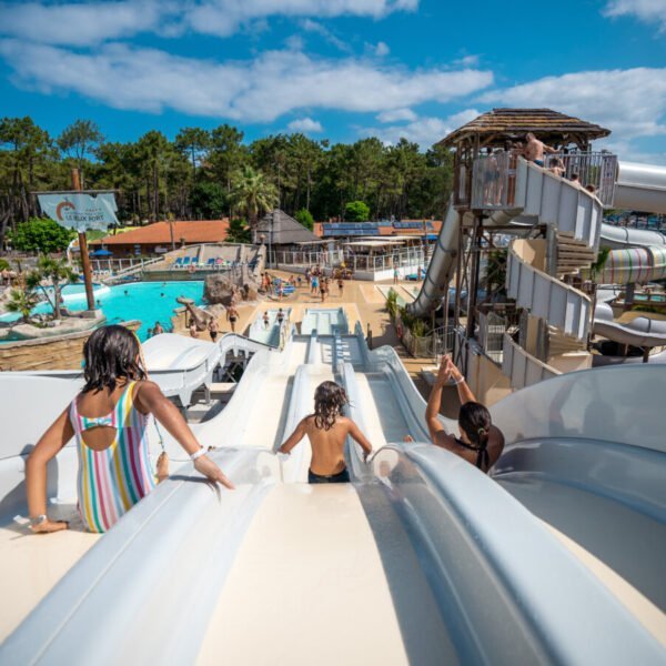 Toboggans du parc aquatique à thème du camping Le Vieux Port dans les Landes en Nouvelle-Aquitaine à Messanges