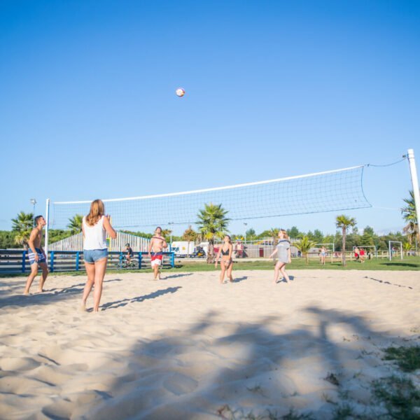 Terrain de beach volley du camping Le Vieux Port dans les Landes en Nouvelle-Aquitaine à Messanges