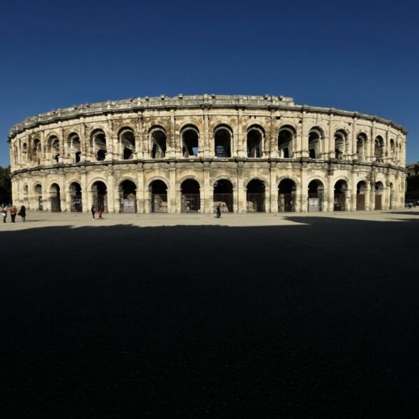 Photo de face en entier des Arènes de Nîmes dans le Gard en Occitanie à Nîmes