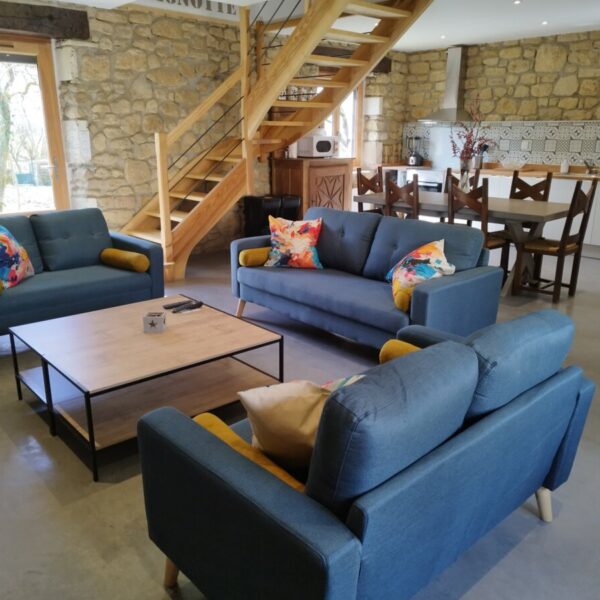 Salon et salle à manger du gîte Roudelous de Nouzet Gîtes et Lits à Eyzerac en Dordogne en Nouvelle-Aquitaine