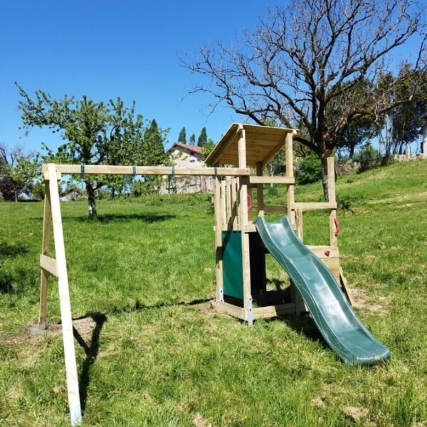 Espaces communs extérieurs, l'aire de jeu de Nouzet Gîtes et Lits à Eyzerac en Dordogne en Nouvelle-Aquitaine