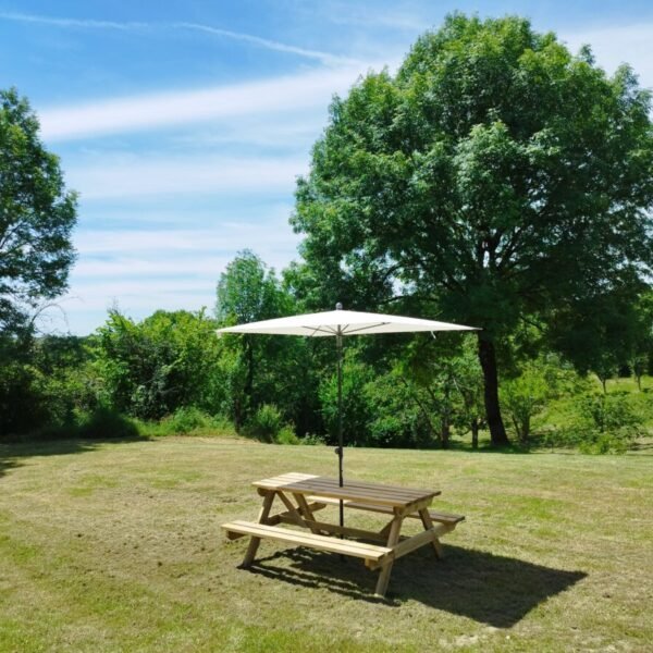 Espaces communs extérieurs, l'aire de pique-nique de Nouzet Gîtes et Lits à Eyzerac en Dordogne en Nouvelle-Aquitaine