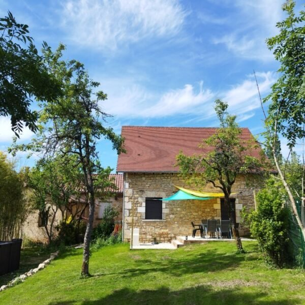 Façade du gîte Vignotte, avec son salon de jardin et son jardin clos de Nouzet Gîtes et Lits à Eyzerac en Dordogne en Nouvelle-Aquitaine