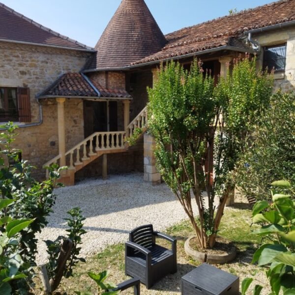 Façade du gîte Oustal, avec son escalier en pierre extérieur de Nouzet Gîtes et Lits à Eyzerac en Dordogne en Nouvelle-Aquitaine