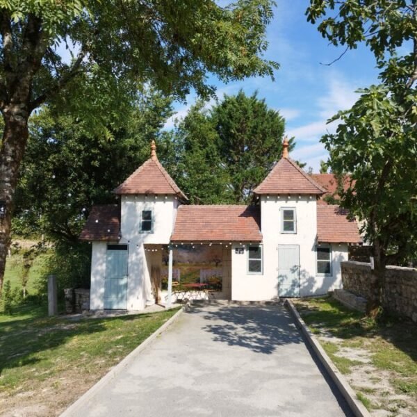 Espaces communs extérieurs, le boulodrome ombragé de Nouzet Gîtes et Lits à Eyzerac en Dordogne en Nouvelle-Aquitaine