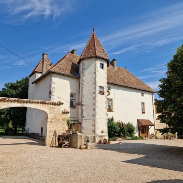 Une photo de l'extérieur du Château Chardonnay à Chardonnay en Saône-et-Loire en Bourgogne-Franche-Comté