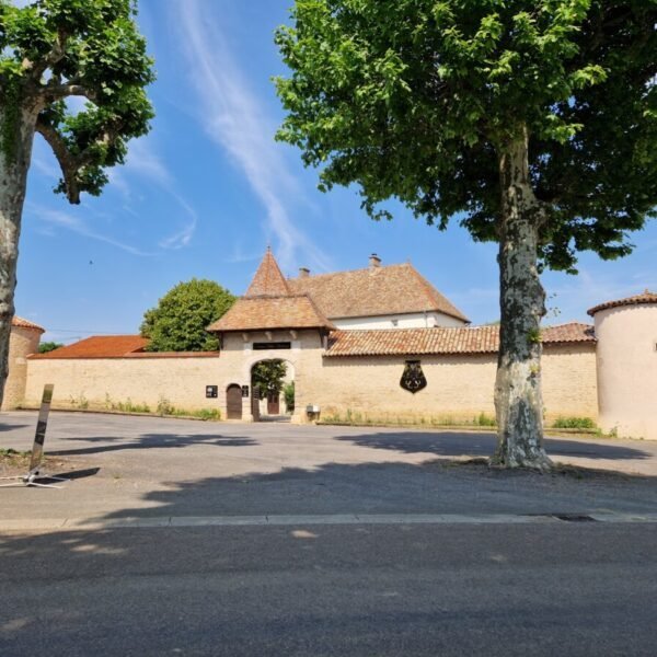 Une photo de l'extérieur du Château Chardonnay à Chardonnay en Saône-et-Loire en Bourgogne-Franche-Comté