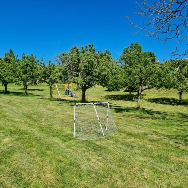 Espaces communs extérieurs, les cages de foot de Nouzet Gîtes et Lits à Eyzerac en Dordogne en Nouvelle-Aquitaine