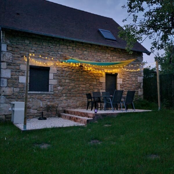 Façade du gîte Vignotte, avec son salon de jardin et son jardin clos de nuit de Nouzet Gîtes et Lits à Eyzerac en Dordogne en Nouvelle-Aquitaine