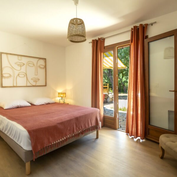 Une des chambres doubles avec accès sur le jardin de La Villa Gioia par Villas du Sud en Corse-du-Sud en Corse à Araggio