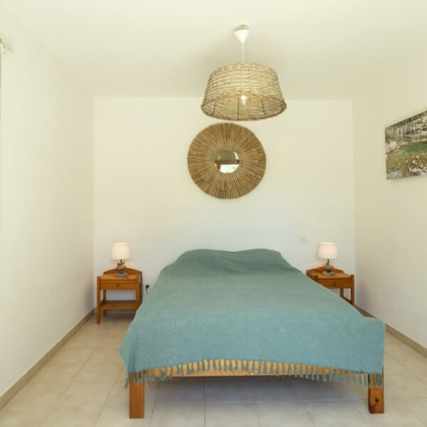 La chambre double avec lit bleu qui donne sur le jardin de La Villa Gioia par Villas du Sud en Corse-du-Sud en Corse à Araggio