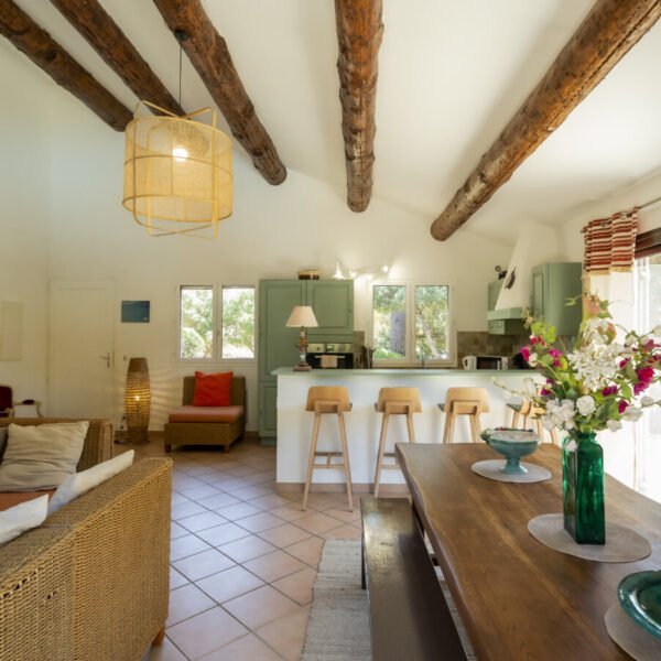 Cuisine et salle à manger de La Villa Gioia par Villas du Sud en Corse-du-Sud en Corse à Araggio