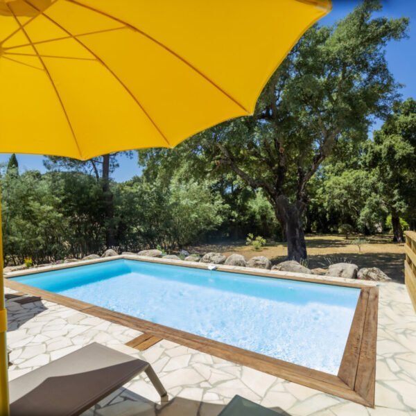 La piscine avec transats et parasols de La Villa Gioia par Villas du Sud en Corse-du-Sud en Corse à Araggio