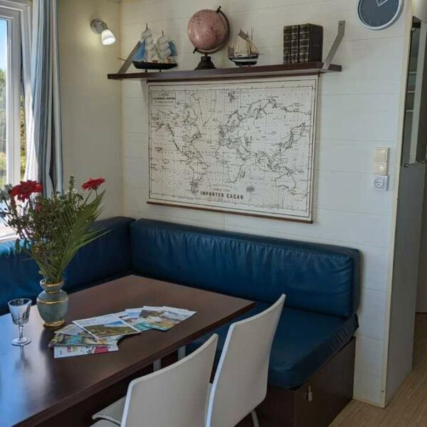 Salle à manger spacieuse avec une banquette bleue Cottage flottant insolite à Saint-Jean-de-Losne en Côte d'Or en Bourgogne-Franche-Comté