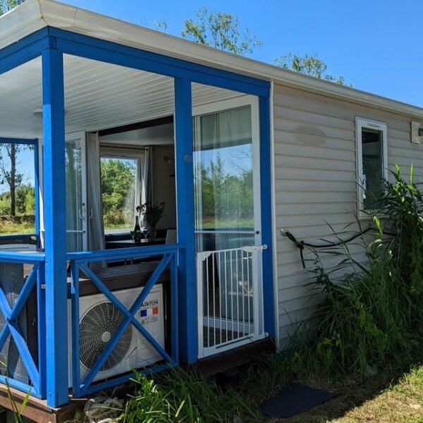 Photo de la façade, coté entrée du Cottage flottant insolite à Saint-Jean-de-Losne en Côte d'Or en Bourgogne-Franche-Comté