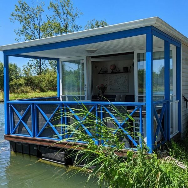 Photo de la terrasse au dessus de l'eau du Cottage flottant insolite à Saint-Jean-de-Losne en Côte d'Or en Bourgogne-Franche-Comté