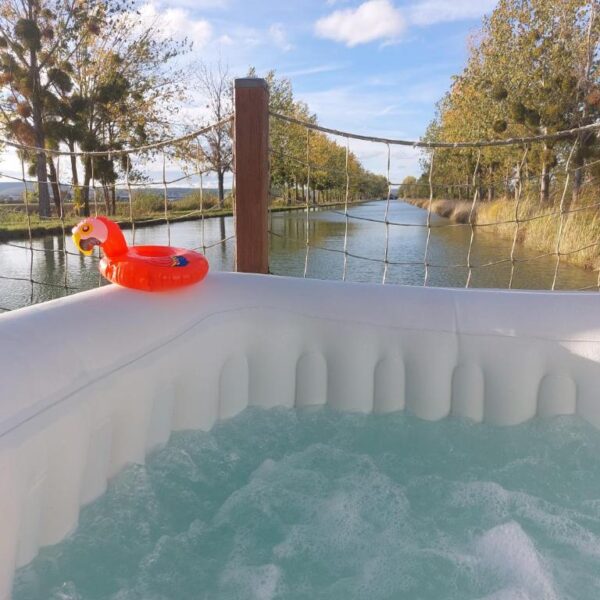 Le jacuzzi privatif avec du Cottage flottant insolite à Saint-Jean-de-Losne en Côte d'Or en Bourgogne-Franche-Comté