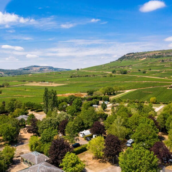 Une photo vue de haut d'Aquadis Loisirs - Camping de Santenay *** à Santenay en Côte d'Or en Bourgogne-Franche-Comté