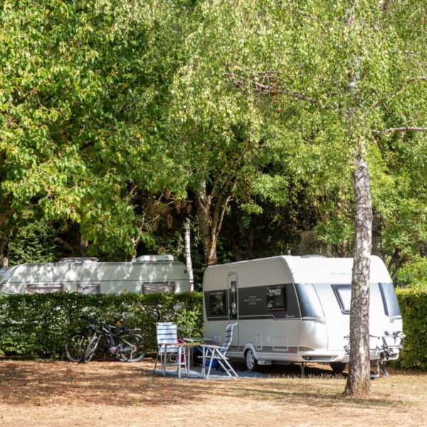 Une caravane sur un emplacement d'Aquadis Loisirs - Camping de Santenay *** à Santenay en Côte d'Or en Bourgogne-Franche-Comté