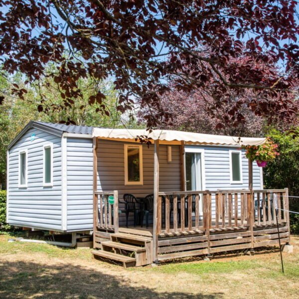 La façade d'un mobil-home et sa terrasse d'Aquadis Loisirs - Camping de Santenay *** à Santenay en Côte d'Or en Bourgogne-Franche-Comté