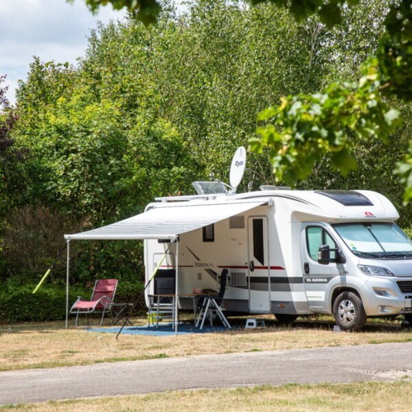 Un camping-car sur un emplacement d'Aquadis Loisirs - Camping de Santenay *** à Santenay en Côte d'Or en Bourgogne-Franche-Comté