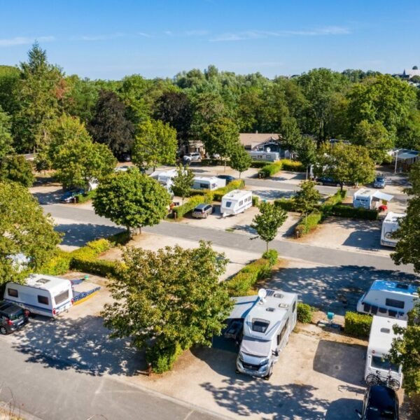 Une photo du camping vue de haut, Aquadis Loisirs - Camping de Bourges *** à Bourges dans le Cher dans le Centre Val de Loire