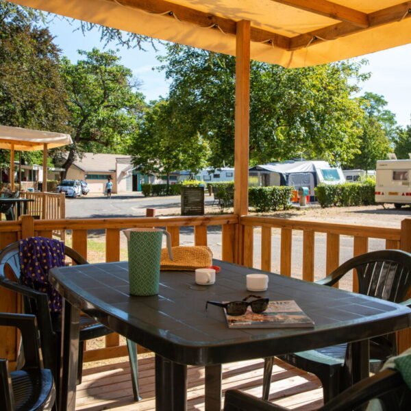 Le salon de jardin de la terrasse d'un mobil-home de l'Aquadis Loisirs - Camping de Bourges *** à Bourges dans le Cher dans le Centre Val de Loire