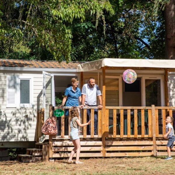 Une famille sur la terrasse d'un mobil-home de l'Aquadis Loisirs - Camping de Bourges *** à Bourges dans le Cher dans le Centre Val de Loire