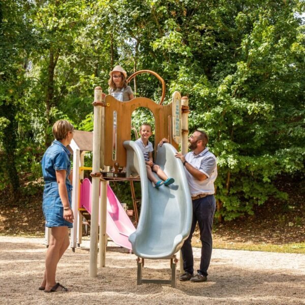 L'aire de jeux pour enfants de l'Aquadis Loisirs - Camping de Bourges *** à Bourges dans le Cher dans le Centre Val de Loire