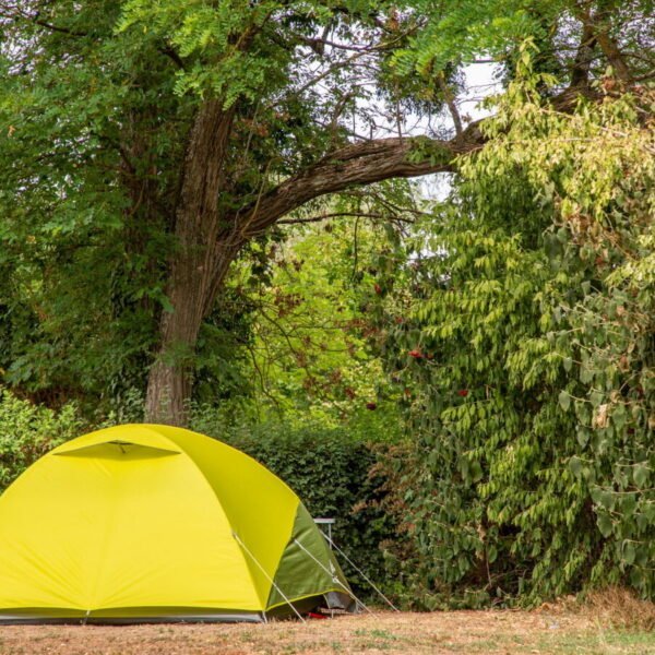 un emplacement de tente à l'Aquadis Loisirs - Camping de Bourges *** à Bourges dans le Cher dans le Centre Val de Loire