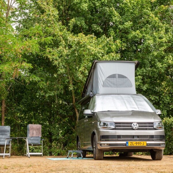 Une tente aménagé au-dessus d'une voiture à l'Aquadis Loisirs - Camping de Bourges *** à Bourges dans le Cher dans le Centre Val de Loire