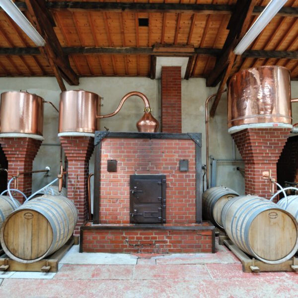 La distillerie chauffée au feu de bois de Calvados Roger Groult à Valorbiquet dans le Calvados en Normandie