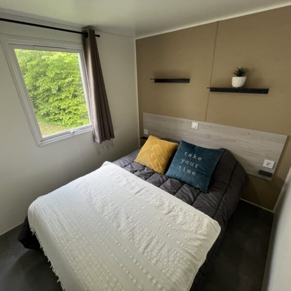 Une chambre double d'un mobil-home d'Aquadis Loisirs - Camping de Santenay *** à Santenay en Côte d'Or en Bourgogne-Franche-Comté