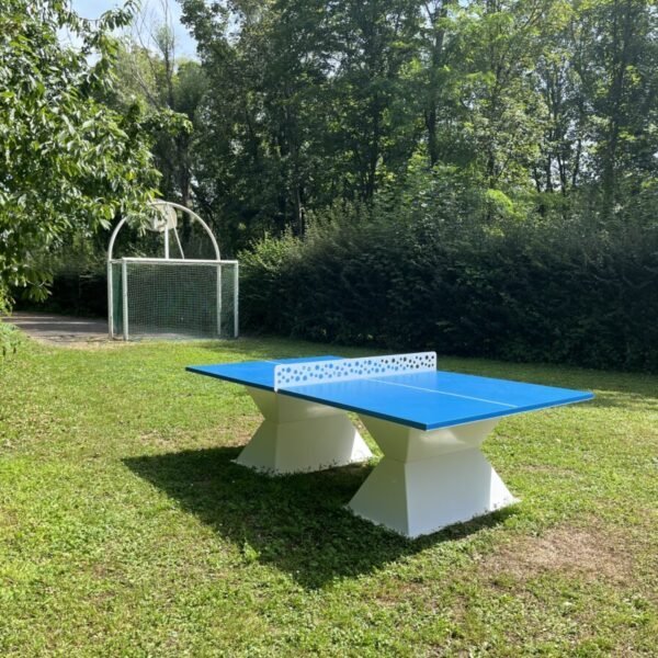 La table de ping-pong de l'Aquadis Loisirs - Camping de Bourges *** à Bourges dans le Cher dans le Centre Val de Loire