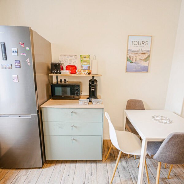 La table de salle à manger et la cuisine de l'appartement Le Bichon en Indre-Et-Loire dans le Centre-val-de-Loire à Tours