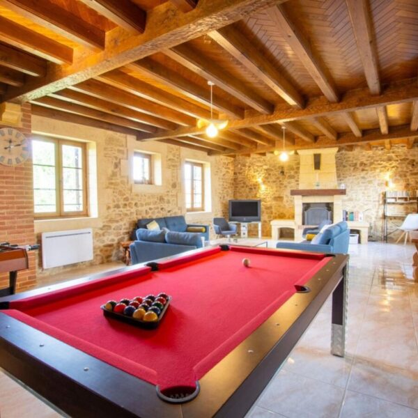 Table de billard dans un des salons des gîtes de Nouzet Gîtes et Lits à Eyzerac en Dordogne en Nouvelle-Aquitaine