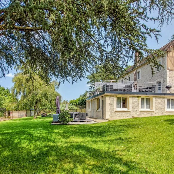 La façade et le grand jardin des Gîtes Le Chêne Pommier à Fatouville-Grestain dans l'Eure en Normandie