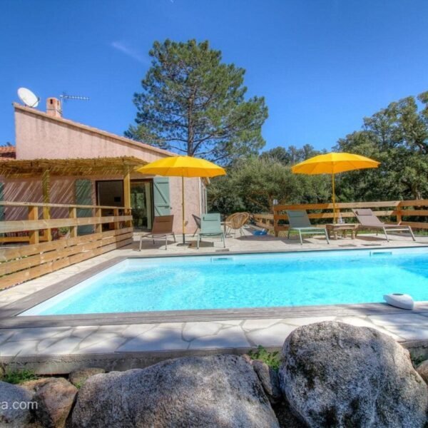 La piscine avec transats et parasols de La Villa Gioia par Villas du Sud en Corse-du-Sud en Corse à Araggio