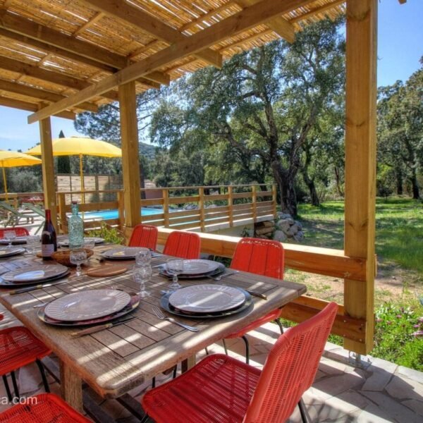 La table de jardin à l'ombre sous une pergola de La Villa Gioia par Villas du Sud en Corse-du-Sud en Corse à Araggio