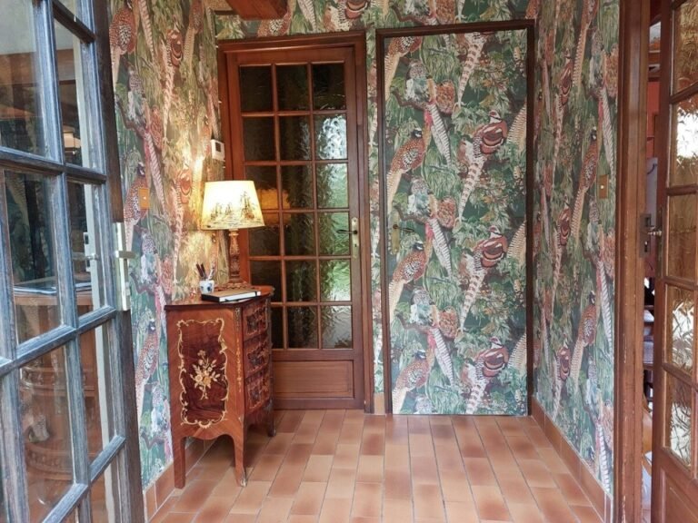 Papier peint ornementé d'une pièce du Gîte La Chasse en Seine-Maritime en Normandie à Anglesqueville-la-Bras-Long